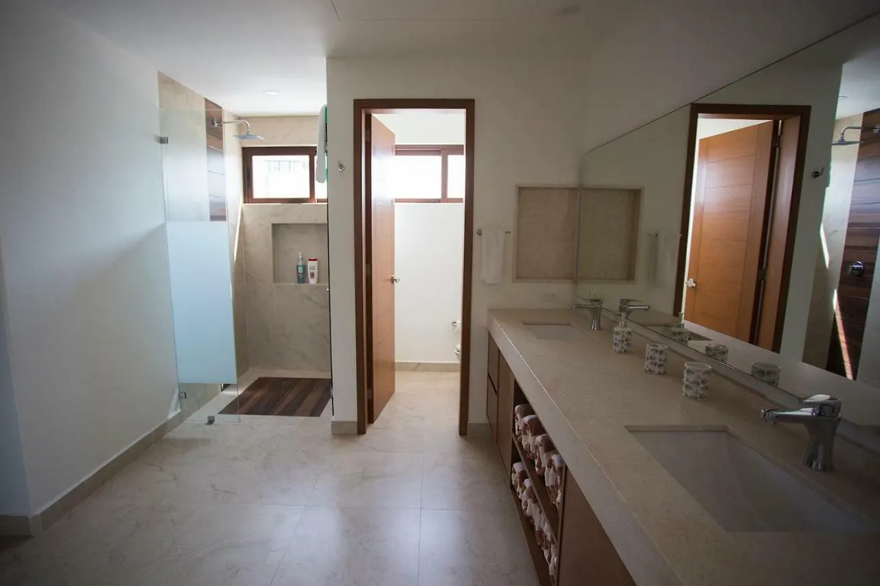 Apartment 4 Bedroom House- Beach, Private Pool&Jacuzzi Cancun